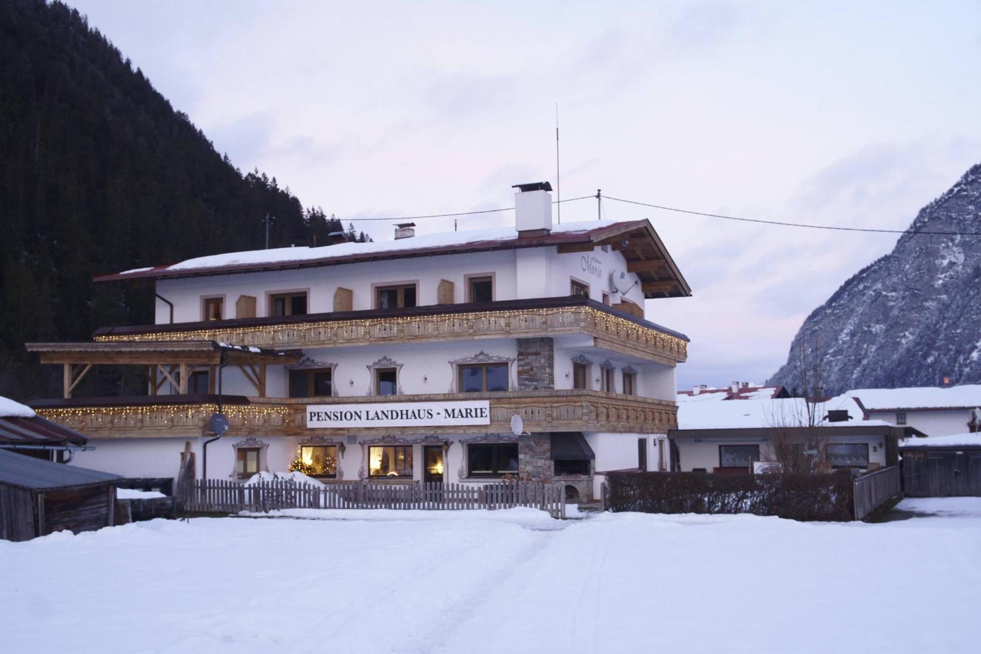 Pension Und Apartments Landhaus Marie Leutasch Bagian luar foto